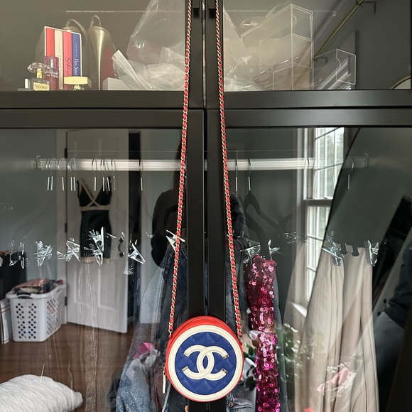 CHANEL Caviar Quilted Filigree cross body purse and dust bag. - Picture 8 of 8